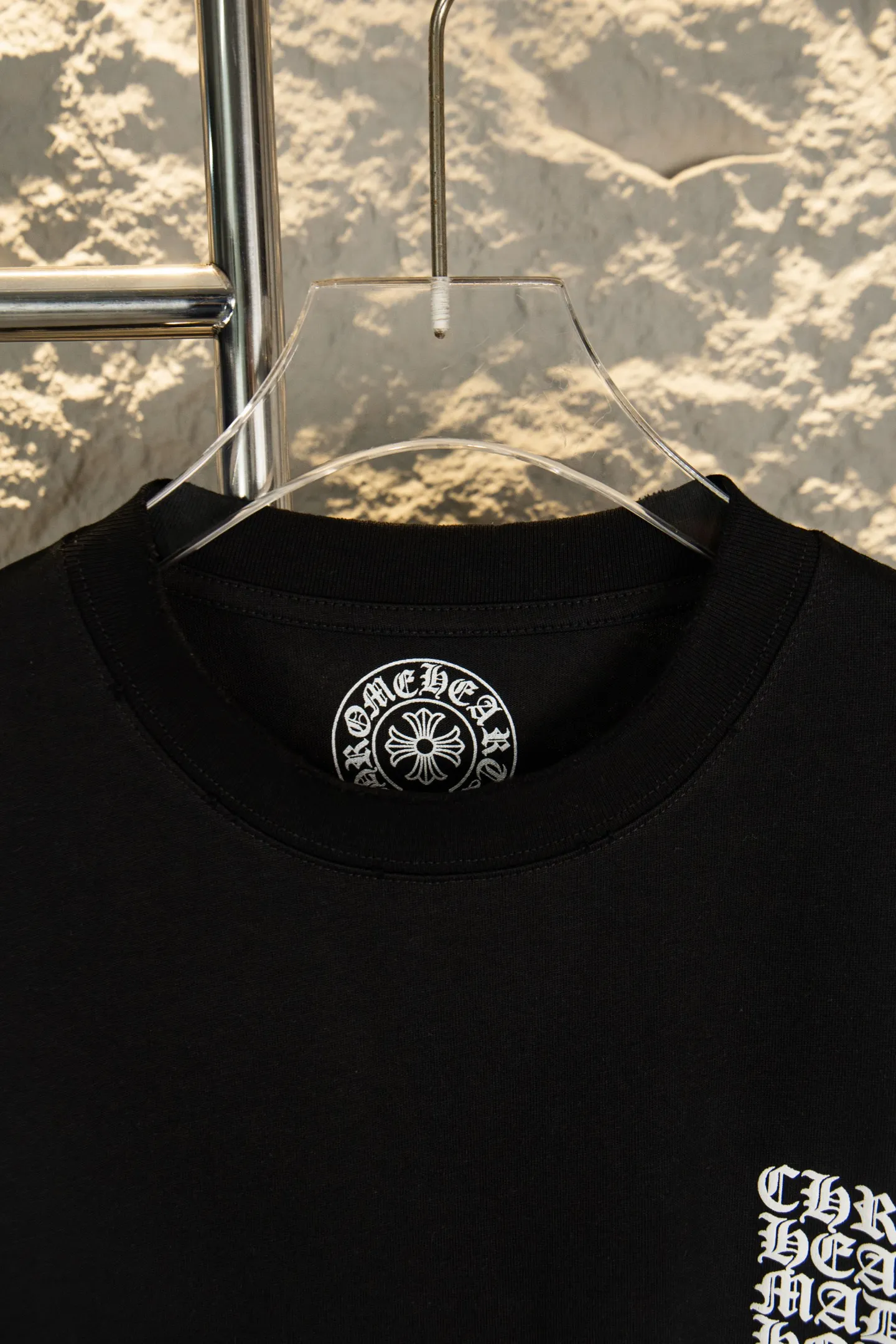 ：Y 100 Chrome Hearts 26ss New Arrival logo T Quality ！ ， ； 、 、 Classic ， ， 。 ， Breathable ， Retro 。 ， 、 ， 、 、 hold ， ， 。 ：Black White Size：S—XL